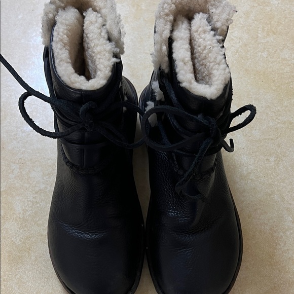 UGG Caspia Ankle Boots Womens 7 Black Leather Sheepskin Lined - Picture 3 of 9